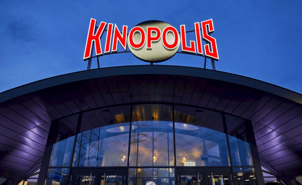 Vordereingang des KINOPOLIS mit Schriftzug in Rot und gläserner Fassade