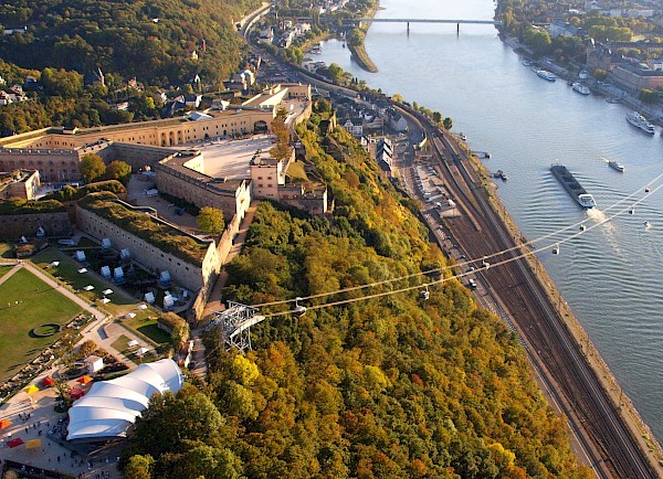 Rheinseilbahn in Koblenz aus der Luft aufgenommen mit der im Berg eingelassenen Festung Ehrenbreitstein an der Gabelung zwischen Rhein und Model.