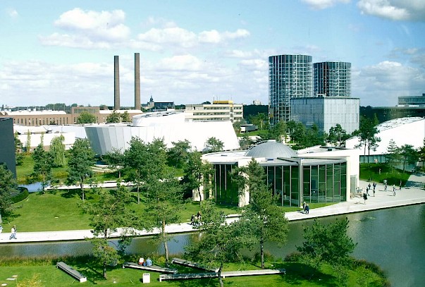 Außengelände der Autostadt Wolfsburg mit Grünanlagen, Ausstellungshallen und zwei großen Autotürmen