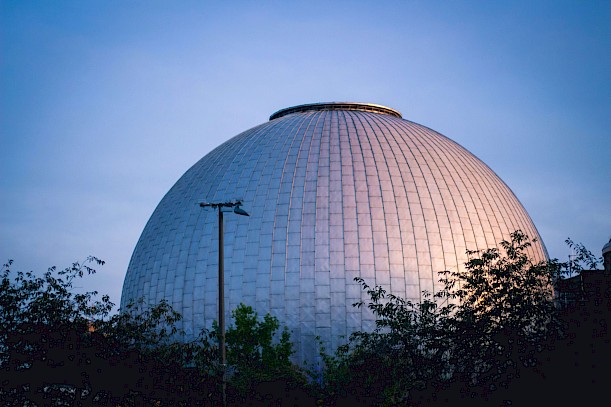 Projektionskuppel des Planetarium Wolfsburg vor blauem Himmel