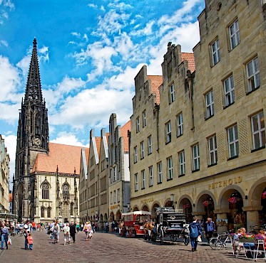 Prinzipalmarkt Münster mit historischen Hausfassaden und Lambertikirche