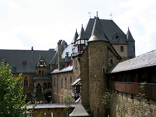 Solinger Schlossburg mit Blick auf den Innenhof und dem angrenzenden Durchgang zum Innenbereich.
